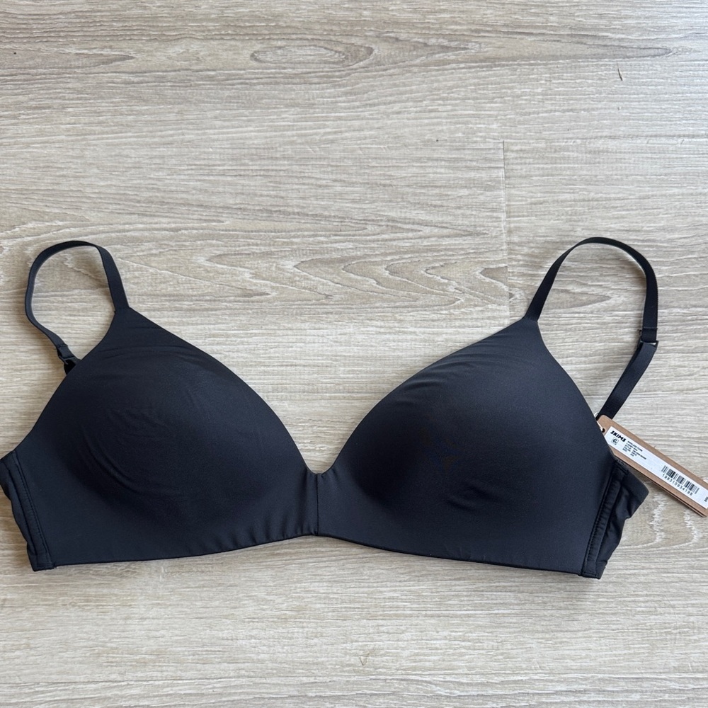 Brand New SKIMS Wireless Black Tee Shirt Bra